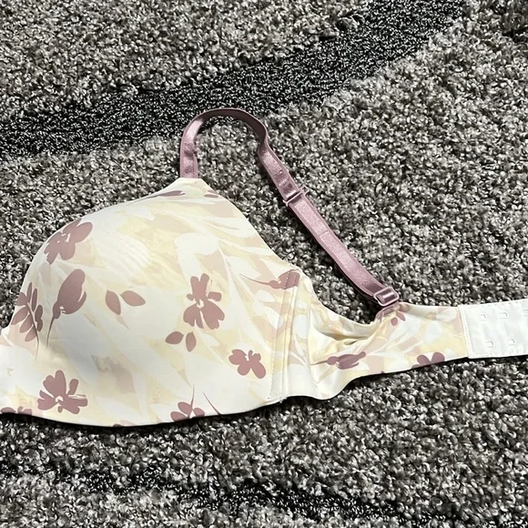 Victoria’s Secret & Auden Bra Bundle 34DD - Picture 6 of 7